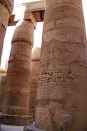 Hieroglyphen an den Säulen des Hypostyls im Karnak-Tempel Karnak-Tempel Hieroglyphen