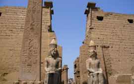 Die beiden Sitzstatuen am großen Pylon des Luxor-Tempels Luxor-Tempel Eingang