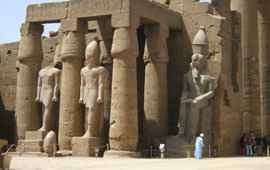 Im ersten Hof Luxor-Tempel erster Hof